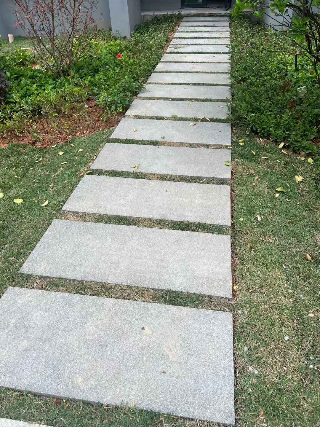 平顶山 芝麻黑小区踏步、汀步石铺装效果