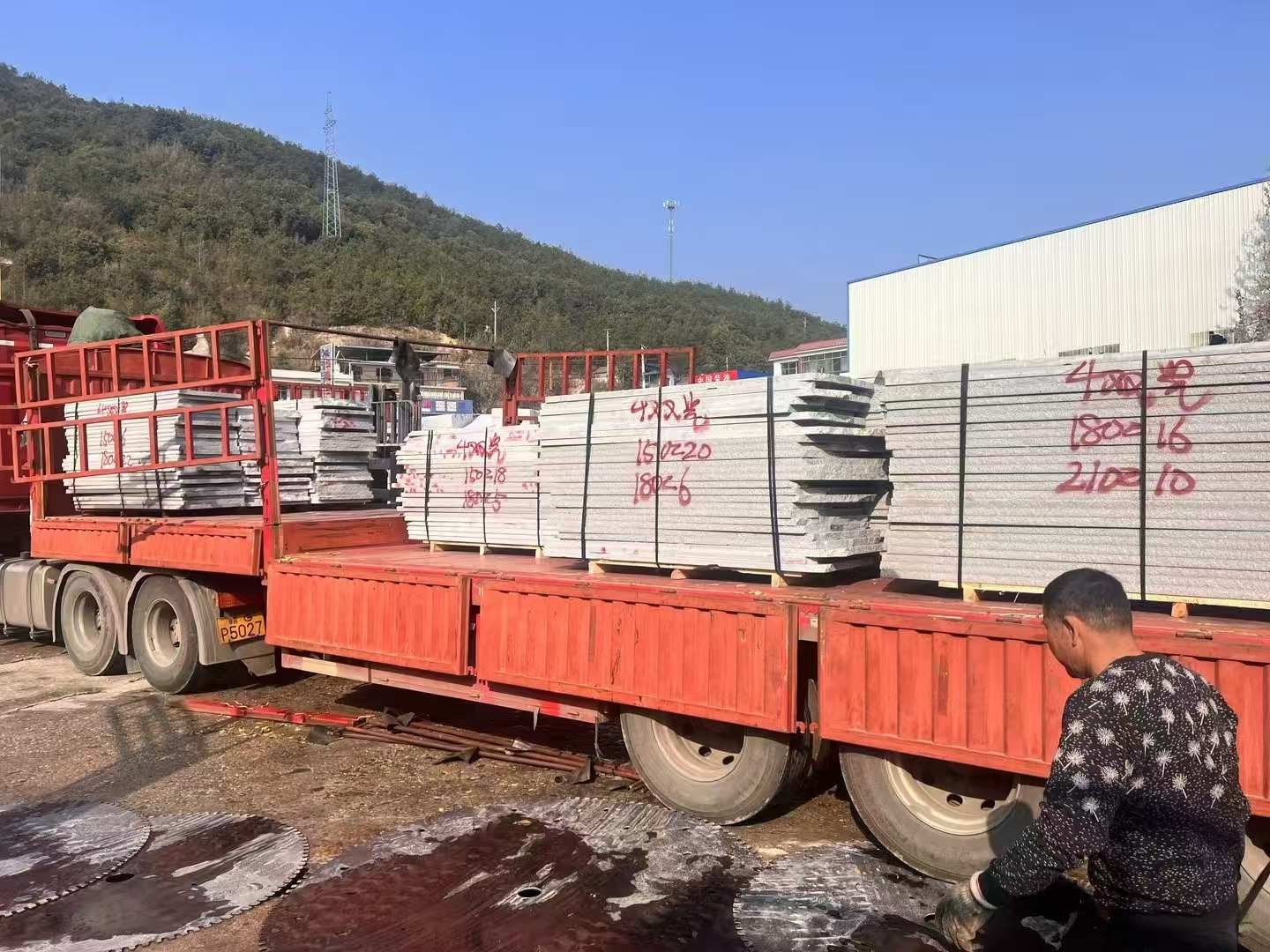 平顶山 芝麻灰花岗岩光面毛板出货日常